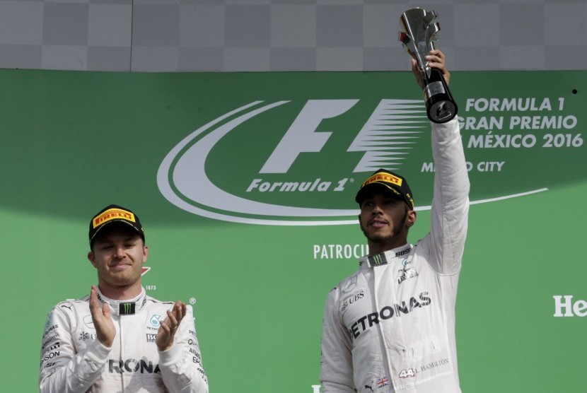 Dua pembalap Mercedes, Lewis Hamilton (kanan) dan Nico Rosberg di podium GP Meksiko, Senin (31/10) dini hari WIB. Lewis berhasil finis tercepat pada balapan ini.