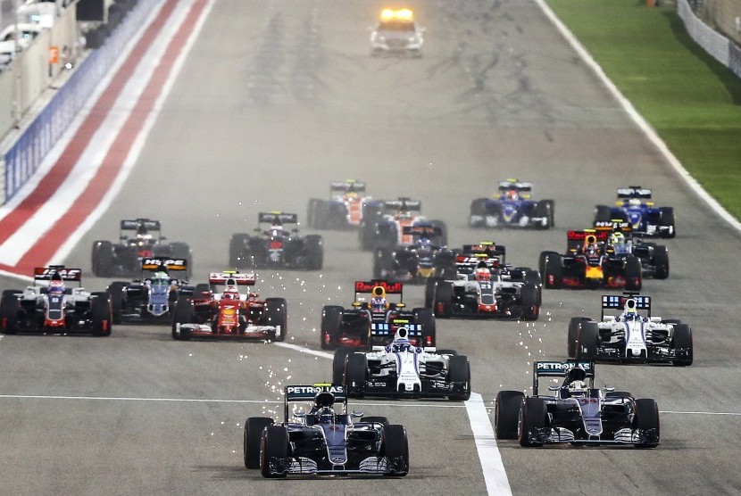 Dua pembalap Mercedes, Nico Rosberg (kiri depan) dan Lewis Hamilton (kanan depan), memimpin balapan seri GP Bahrain di Sirkuit Sakhir, Manama, Bahrain, Ahad (3/4). 