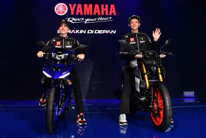Dua pembalap Monster Energy Yamaha MotoGP Team, Valentino Rossi (kanan) dengan motor Yamaha MT-15 dan Maverick Vinales dengan New MX-King melakukan sesi foto di Jakarta, Indonesia, belum lama ini.
