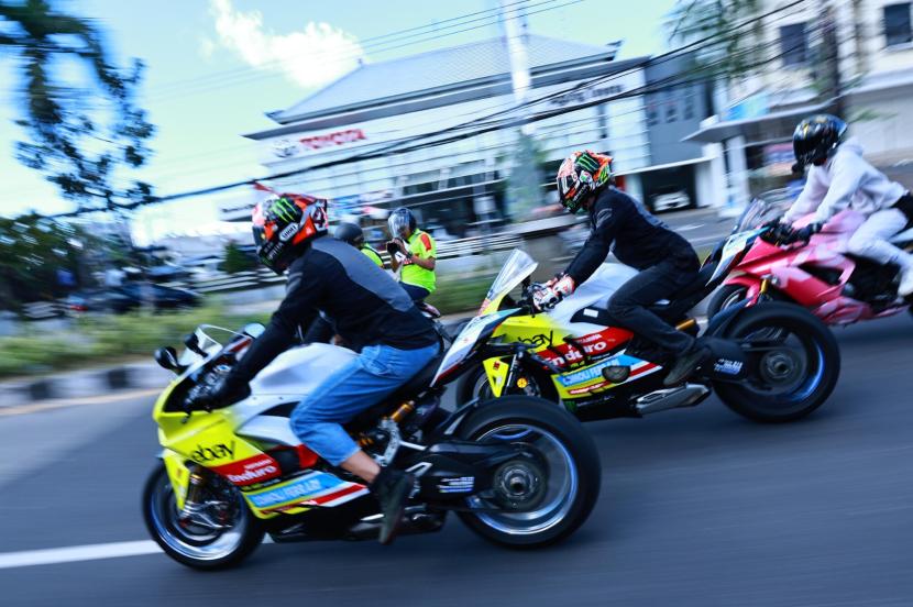 Dua pembalap Pertamina Enduro VR46 Racing Team Fabio Di Giannantonio dan Marco Bezzecchi Parade Bareng Komunitas Klub Motor Bali.