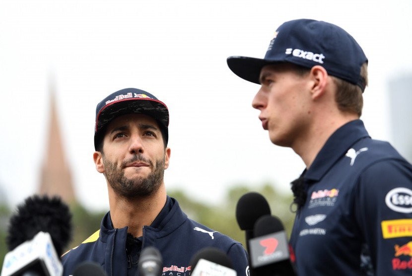 Dua pembalap Red Bull, Daniel Ricciardo (kiri) dan Max Verstappen.