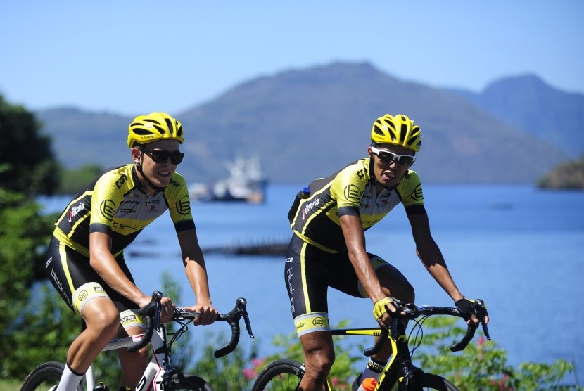 Dua pembalap sepeda dari tim Black Inc Cycling Team, Laos melakukan latihan jelang etape pertama Tour de Flores di Larantuka, Flores Timur, NTT, Rabu (18/5).  (Antara/Wahyu Putro A)
