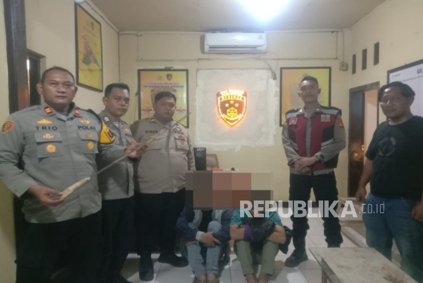 Dua pemuda pelaku begal ditangkap petugas Polsek Juntinyuat, Polres Indramayu. 