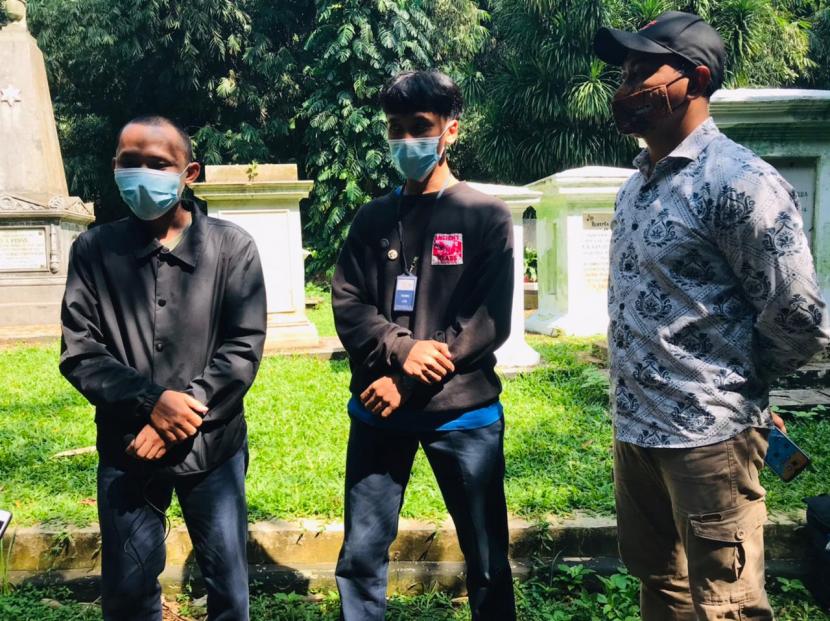 Dua pemuda yang viral karena menginjak-injak pemakaman Belanda di Kebun Raya Bogor (KRB) meminta maaf secara langsung ke GM Corporate Communication and Security PT MNR, Zaenal Arifin di KRB, Selasa (8/6). 