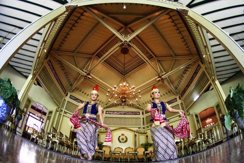 Dua penari membawakan tarian sakral. Ilustrasi