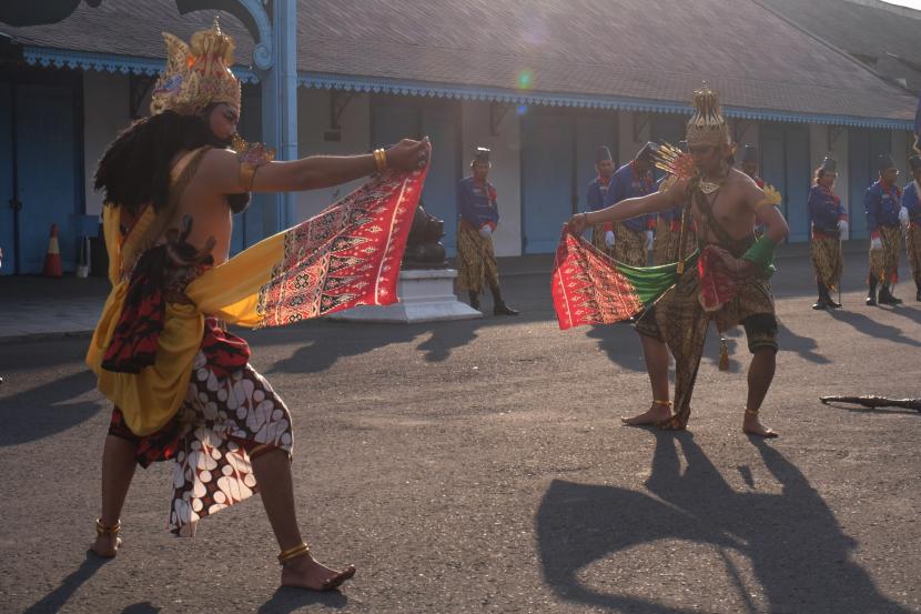 Dua penari mementaskan tari sancoyo kusumo wicitro di halaman Keraton Kasunanan Surakarta Hadiningrat , Solo, Jawa Tengah, Sabtu (29/10/2022). Pertunjukan digelar guna menambah daya tarik wisatawan untuk berkunjung ke keraton tersebut sekaligus sebagai promosi wisata Kota Solo. 