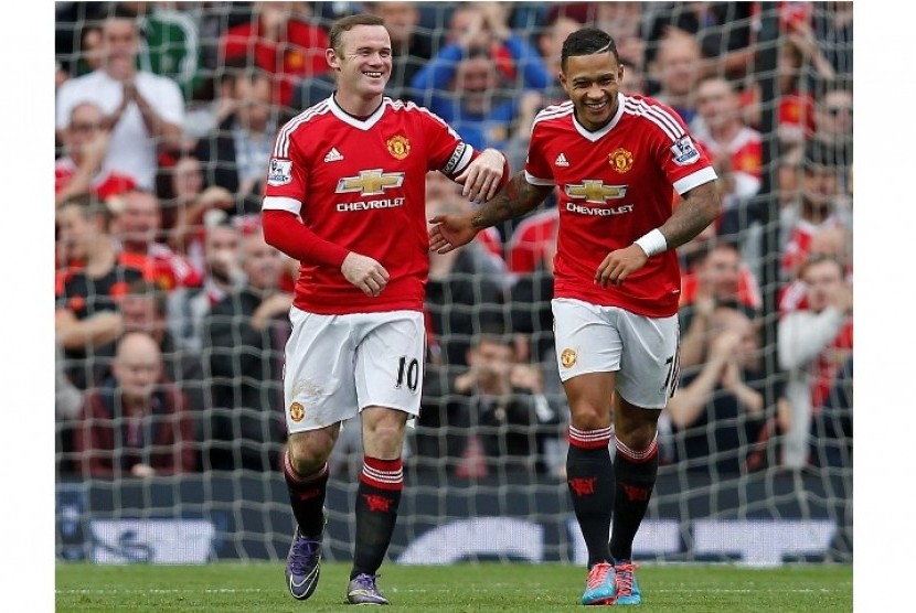 Dua pencetak gol Manchester United ke gawang Sunderland, Wayne Rooney (kiri) dan Memphis Depay.