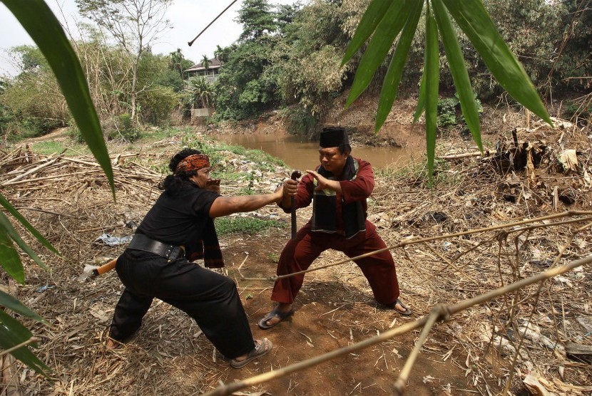 Dua pendekar betawi beraksi pada perayaan Hari Ciliwung di bantaran sungai Ciliwung, Jakarta, Rabu (11/11). 