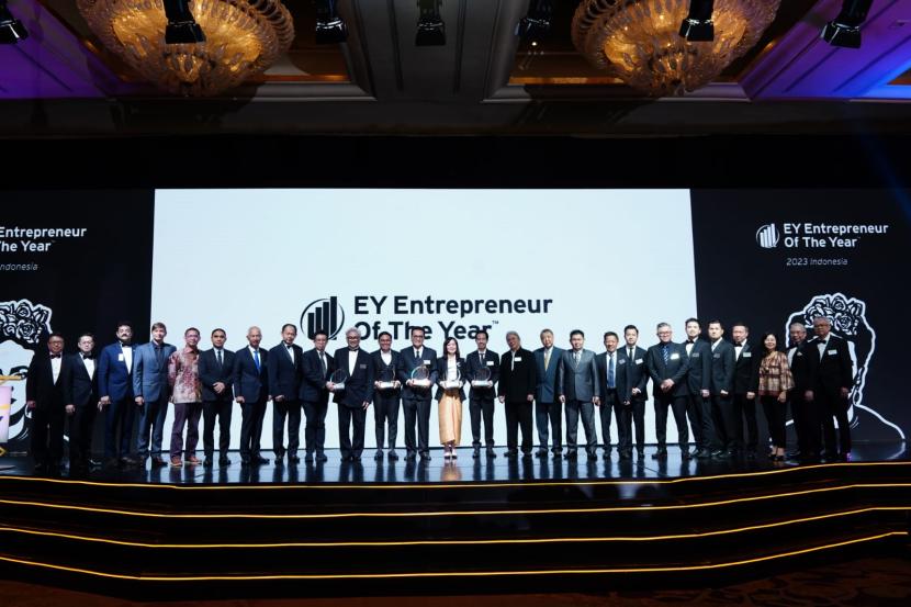 Dua pendiri PT Duta Abadi Primantara (DAP), market leader untuk segmen kasur premium di Indonesia, Andreas Wihardja dan Hendry Setiawan, meraih Special Award for Entrepreneur Spirit category dalam ajang EY Entrepreneur of the Year 2023 (EOY).