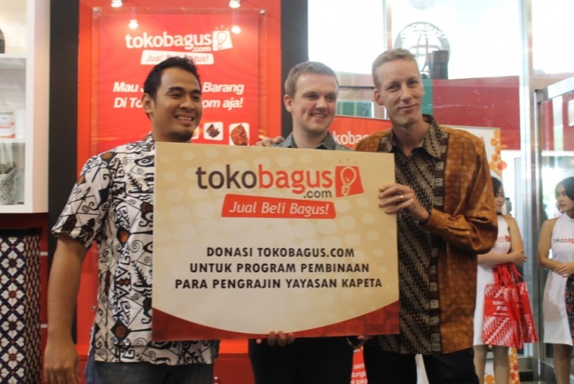 Dua pendiri tokobagus.com menyerahkan donasi untuk pengrajin