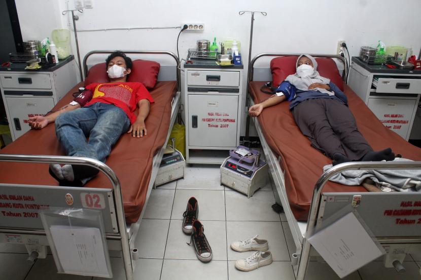 Dua pendonor menjalani pengambilan darah di Palang Merah Indonesia (PMI) Kota Pontianak, Provinsi Kalimantan Barat, Kamis (21/4/2022). 