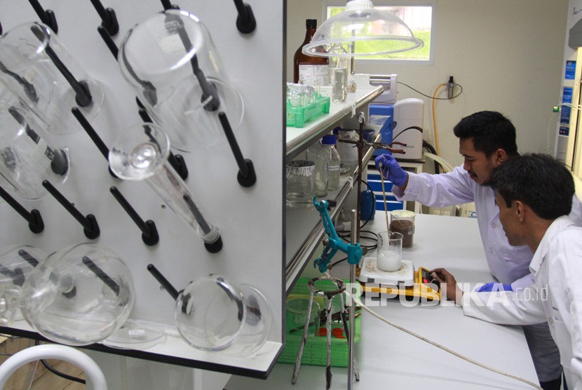 Dua peneliti dari Lembaga Ilmu Pengetahuan Indonesia (LIPI) melakukan proses pembuatan bioplastik berbahan baku tandan kelapa sawit di Laboratorium Kimia LIPI Puspiptek, Serpong, Tangerang Selatan, Banten, Selasa (30/4/2019).