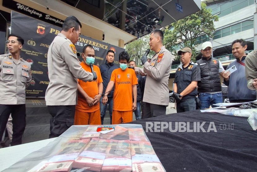 Dua Pengedar Uang Palsu Dihadirkan dalam Gelar Perkara di Mapolres Cimahi pada Jumat (14/3). Mereka Mengedarkan Uang Palsu Sebanyak Rp 100 Juta.