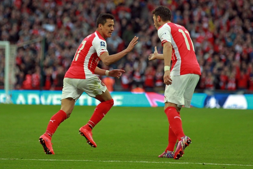 Dua penggawa Arsenal, Alexis Sanchez (kiri) dan Mesut Oezil.