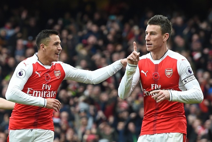 Dua penggawa Arsenal, Laurent Koscielny (kanan) dan Alexis Sanchez.