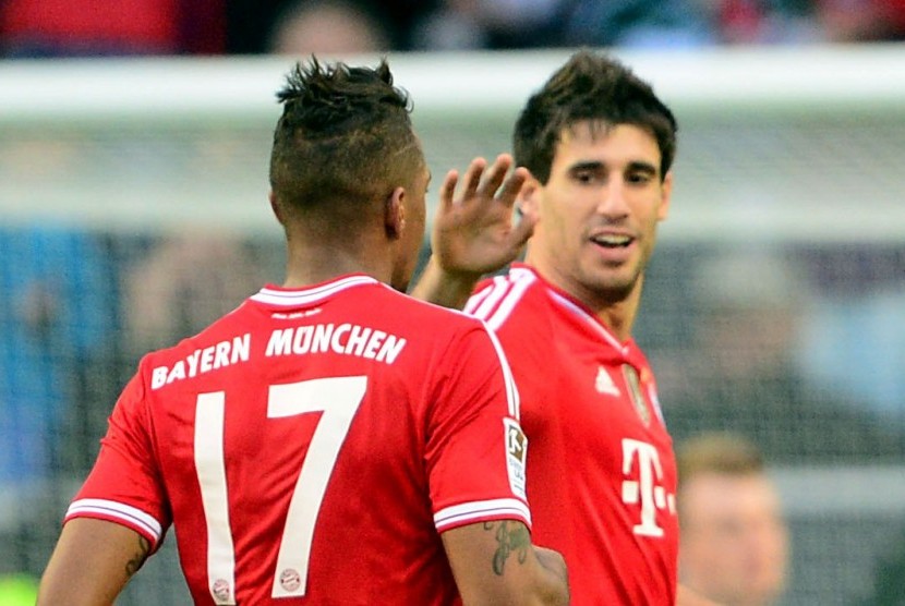 Gelandang Bayern Muenchen Javi Martinez (kanan).