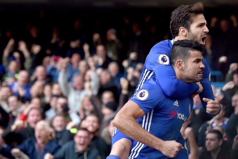 Dua penggawa Chelsea, Cesc Fabregas dan Diego Costa dalam sebuah laga Liga Primer lawan West Bromwich Albion pada 11 Desember 2016.