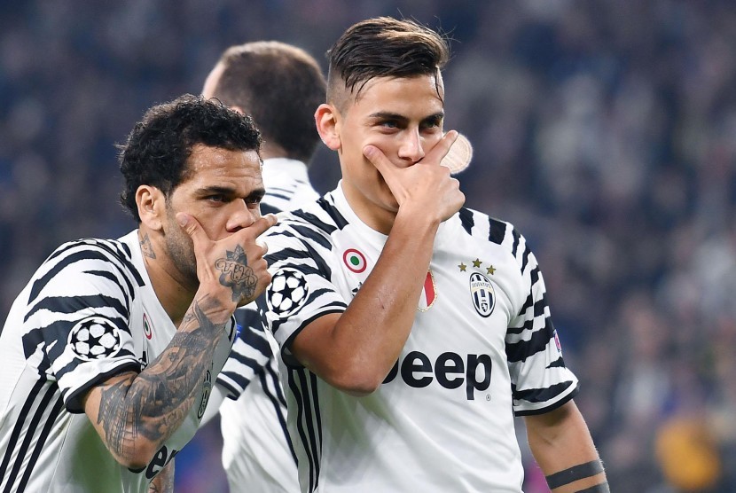 Dua penggawa Juventus, Dani Alves (kiri) dan Paolo Dybala pada laga Liga Champions, lawan FC Porto, di stadion Juventus, Rabu (15/3) dini hari WIB. Juventus berhasil melaju ke babak perempat final.