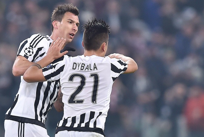 Dua penggawa Juventus, Mario Mandzukic (kiri) dan Paulo Dybala.