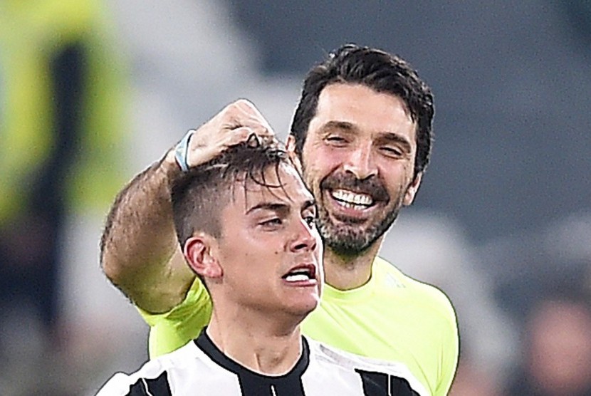 Dua penggawa Juventus, Paulo Dybala (kiri) dan Gianluigi Buffon.