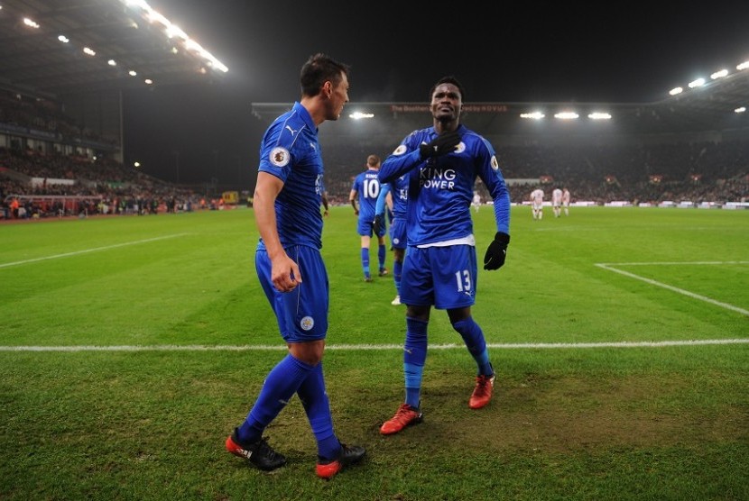 Dua penggawa Leicester City, Daniel Amartey and Leonardo Ulloa saat merayakan gol ke gawang Stoke City, Ahad (18/12).