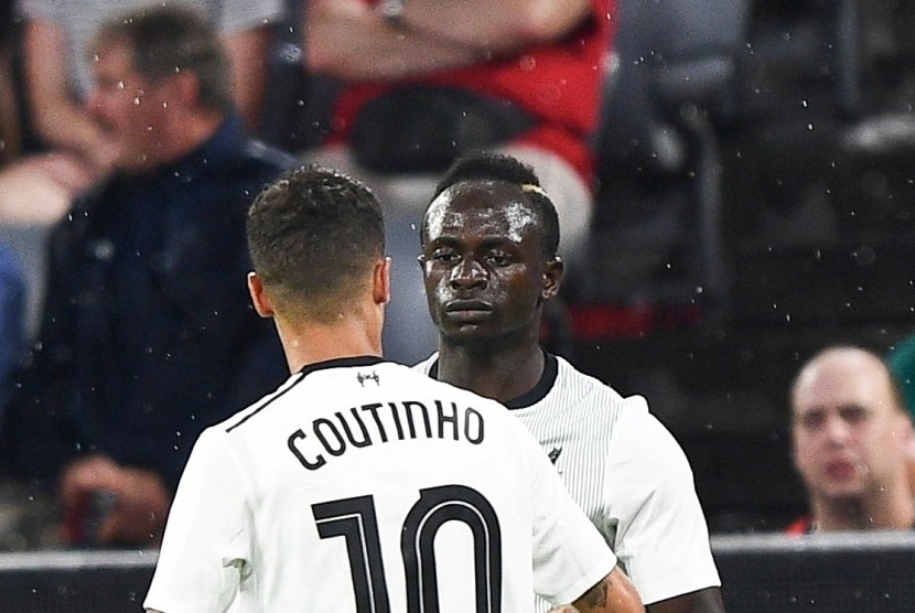 Dua penggawa Liverpool, Sadio Mane (kanan) dan Philippe Coutinho.