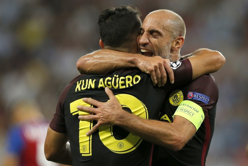 Dua penggawa Manchester City, Pablo Zabaleta (kanan) dan Sergio Aguero.