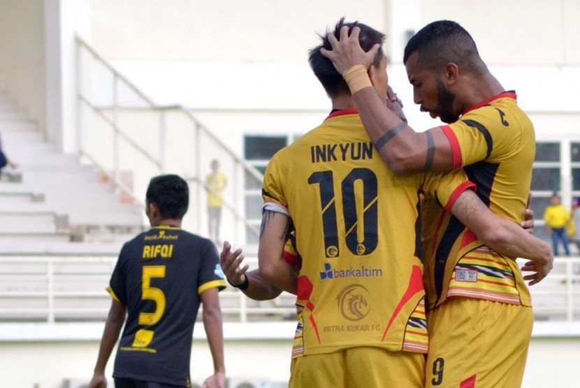 Dua penggawa Mitra Kukar, Marclei Cesar Chaves (kanan) dan Inkyun Oh pada laga Liga 1 Indonesia lawan Barito Putera di Stadion Aji Imbut, Tenggarong, Jumat (11/8). Mitra Kukar menang 3-2.