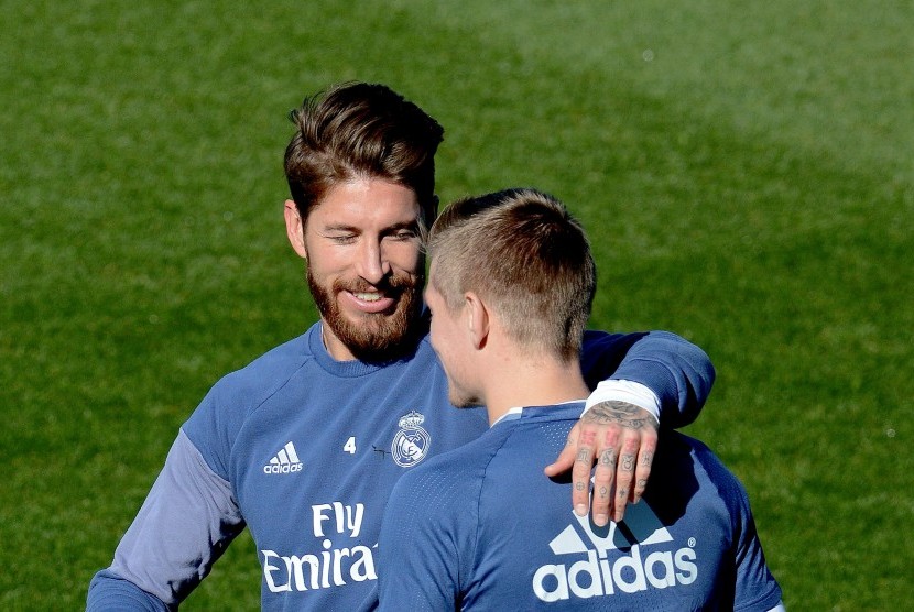 Dua penggawa Real Madrid, Sergio Ramos dan Toni Kroos.