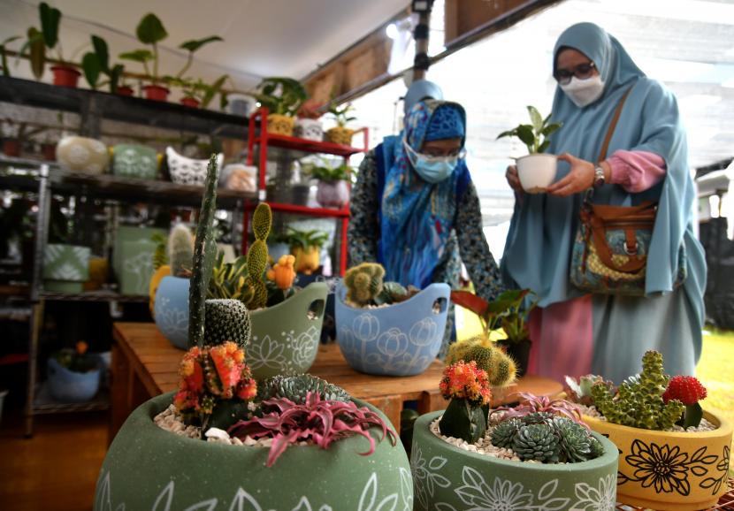 Dua pengunjung memilih tanaman hias ilustrasi. Wakil Gubernur Jawa Barat Uu Ruzhanul Ulum mengatakan, sebanyak 4.500 jenis tanaman hias, yang dikirim ke negara kawasan Amerika, Asia, dan Eropa. 