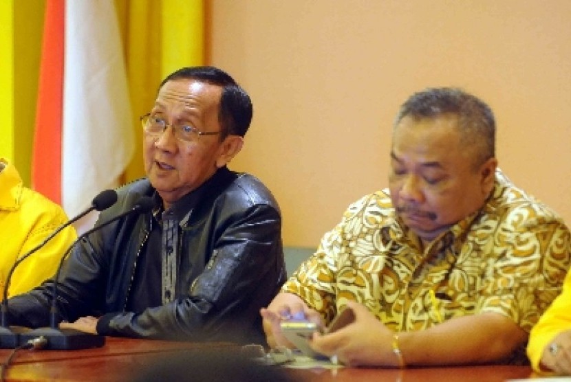 Dua pengurusa kubu Agung Laksono, Ketua DPP Golkar Leo Nababan bersama Ki Manteb Soedharsono.