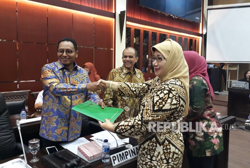 Dua pengusul Rancangan Undang Undang Lembaga Pendidikan Keagamaan dan   Pesantren menyerahkan draf usulan RUU ke Pimpinan Badan Legislasi DPR di Kompleks Parlemen Senayan, Jakarta, Selasa (27/3).