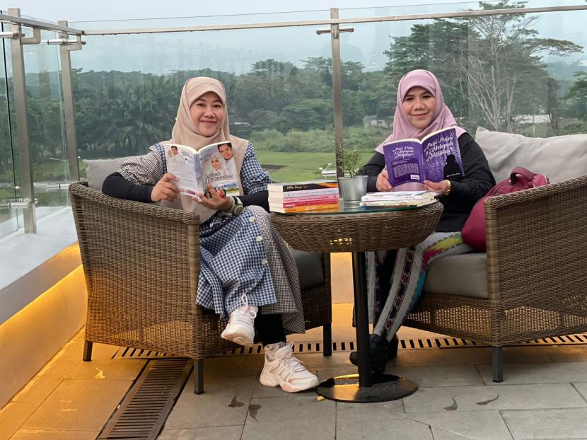 Dua penulis yang merupakan kakak-beradik, Helvy Tiana Rosa (kanan)  dan Asma Nadia kembali masuk  500 Muslim Paling Berpengaruh Dunia yang diumumkan menjelang akhir Oktober 2021.