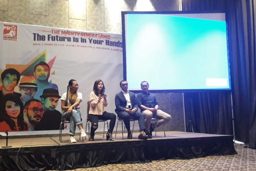 Dua penyanyi ternama Giring Nidji dan Tompi berbicara soal ekonomi kreatif pada acara “The Mighty Generations: The Future in Your Hands” di Hotel Akmani Jakarta, Ahad (17/12).