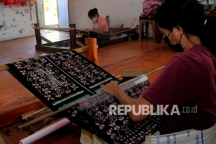 Dua perajin menenun tenun ikat bermotif Kabupaten Rote Ndao di Rumah Tenun Ina Ndao Kupang di Kota Kupang, NTT (ilustrasi). Kemenperin memberi bantuan alat tenun kepada IKM di NTT.