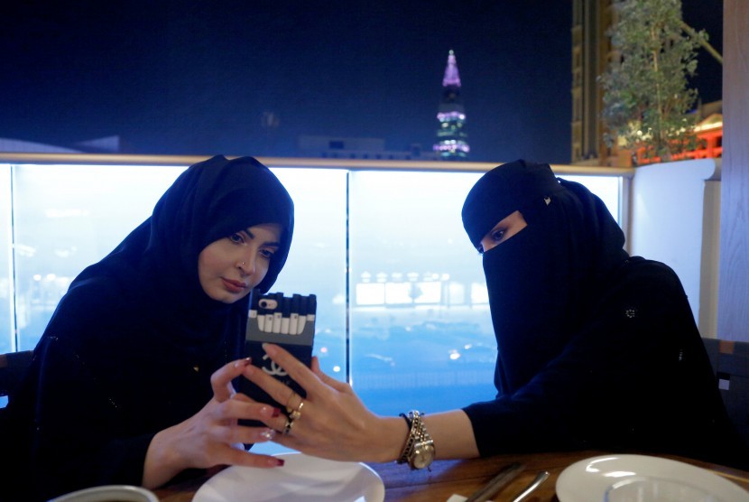Saudi Juga Tangguhkan Visa Wisata dari Sejumlah Negara. Dua perempuan Arab duduk di cafe, Riyadh, Arab Saudi. (Ilustrasi)