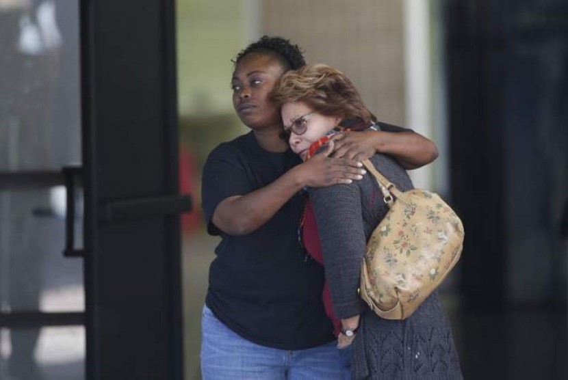 Dua perempuan berpelukan untuk menenangkan diri usai penembakan di San Bernardino, California, Rabu, 2 Desember 2015.