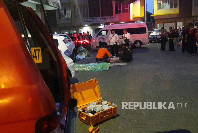 Dua perempuan muda tewas bunuh diri dengan cara melompat dari lantai lima Apartemen Gateway Jalan Ayani (Cicadas) kota Bandung, Senin (34/7).