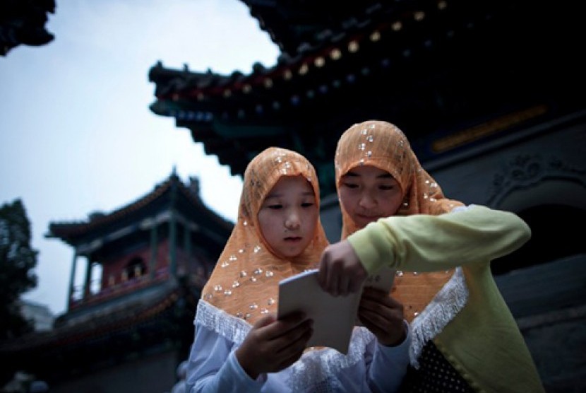 Dua perempuan Muslim yang tinggal di wilayah otonomi Ningxia, Cina.