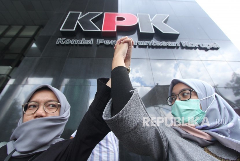 Dua perempuan yang tergabung dalam Wadah Pegawai KPK melakukan aksi solidaritas, di Gedung KPK Merah Putih, Jakarta, Kamis (7/2/2019).