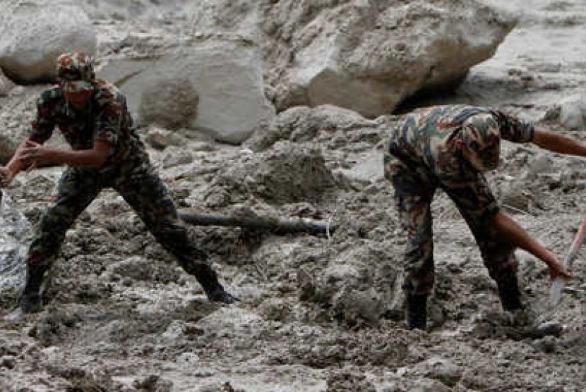 Dua personel tentara bergabung dalam Tim SAR melakukan pencarian dan evakuasi korban longsor di Nepal. Ilustrasi.