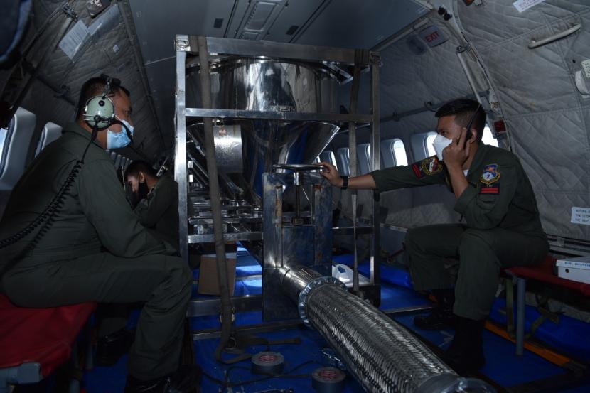 Dua personel TNI AU bersiap menjalankan operasi teknologi modifikasi cuaca (TMC).