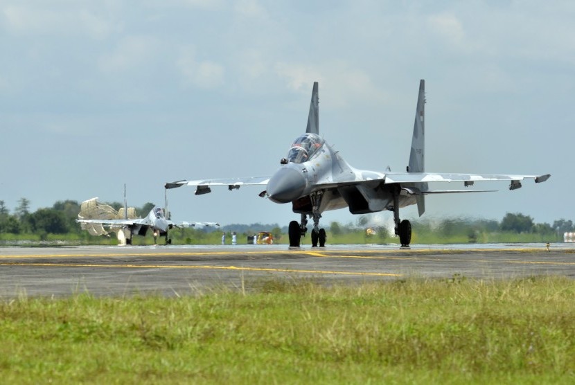 Dua pesawat jet tempur Sukhoi milik TNI Angkatan Udara (AU) mendarat di runway pangkalan udara Lanud Sultan Hasanuddin, Makassar, Sulawesi Selatan, Senin (28/3).