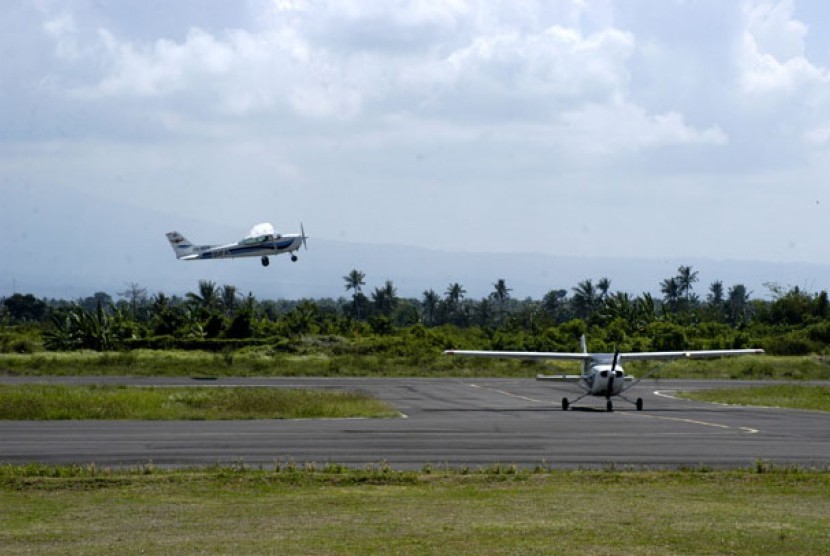  Dua pesawat latih berada di Bandara Udara (Bandara) Blimbingsari, Rogojampi, Banyuwangi, Jawa Timur, Sabtu (28/7).