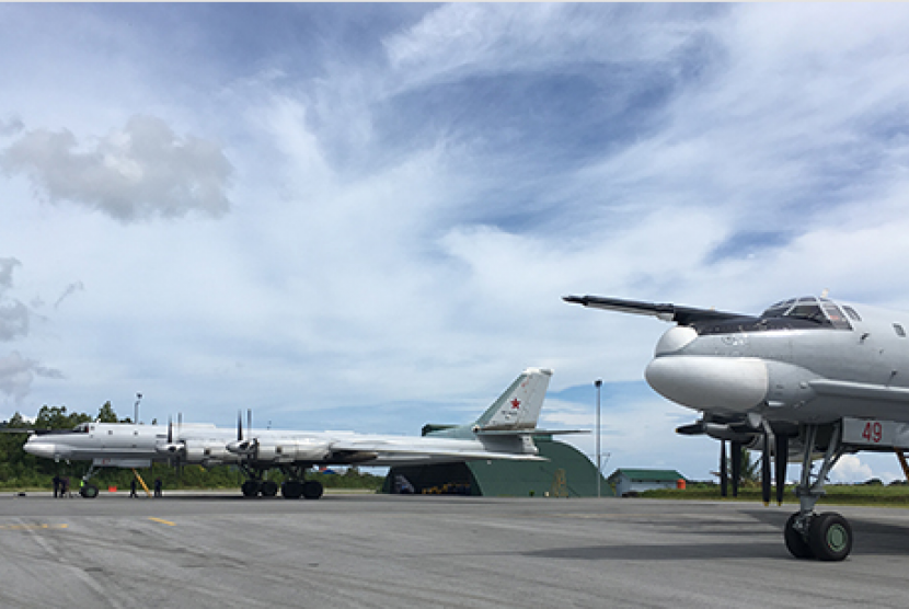 Dua pesawat pengebom milik Rusia, TU-95MS berada di pangkalan udara Biak, Papua.