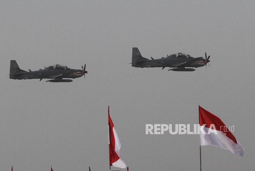 Dua pesawat tempur Super Tucano melintas di udara.