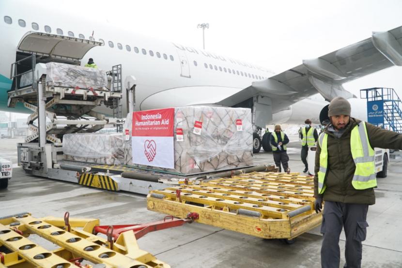 Dua pesawat yang mengangkut bantuan kemanusiaan Indonesia untuk Afghanistan tiba di bandara internasional Hamid Karzai, Kabul.