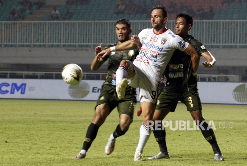Dua pesepak bola Tira Persikabo menempel ketat pesepak bola Bali United Ilija Spasojevic (tengah) dalam lanjutan Liga 1 2019 di Stadion Pakansari, Cibinong, Kabupaten Bogor, Jawa Barat, Kamis (15/8/2019). 