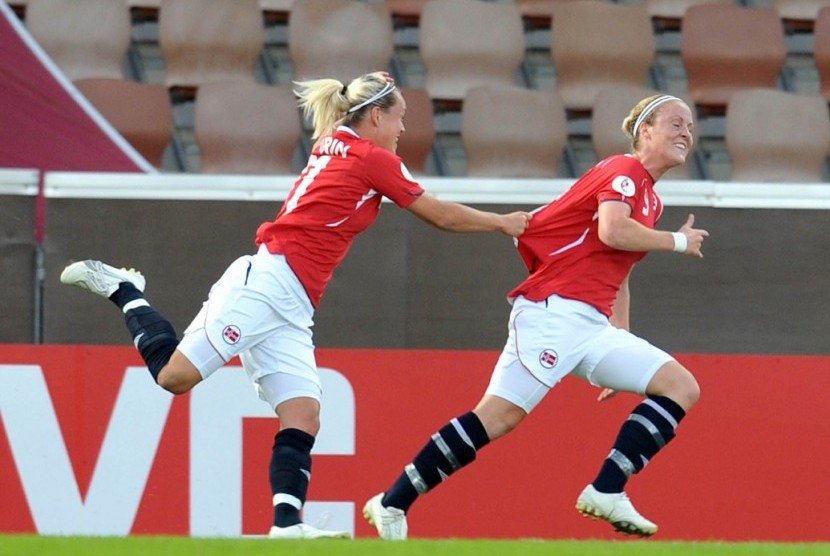 Dua pesepak bola wanita Norwegia dalam laga internasional.