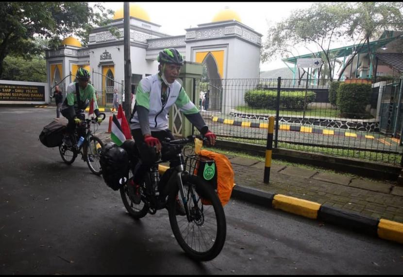 Dua pesepeda Tjahja Gunawan dan Muhammad Fuad bersepeda agar bisa pergi haji tahun 2022.